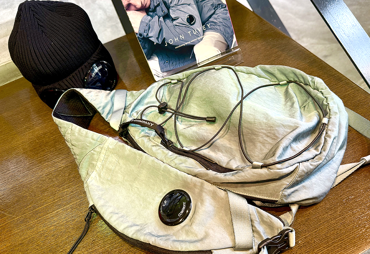 CPカンパニー定番ボディバッグ！