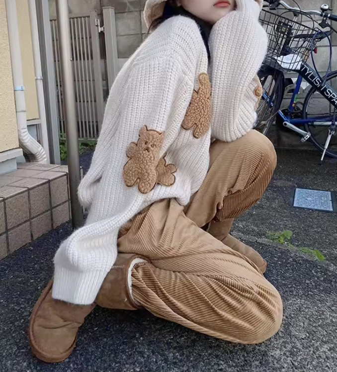 暖かなニット素材で、愛らしいクマ柄が特徴のプルオーバー✧︎*。