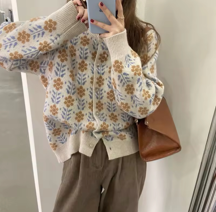 優しいニット素材で、女性らしい花柄が魅力のカーディガン✧︎*。