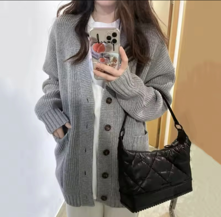 リラックス感たっぷりのルーズなシルエットが魅力のニットカーディガン✧︎*。