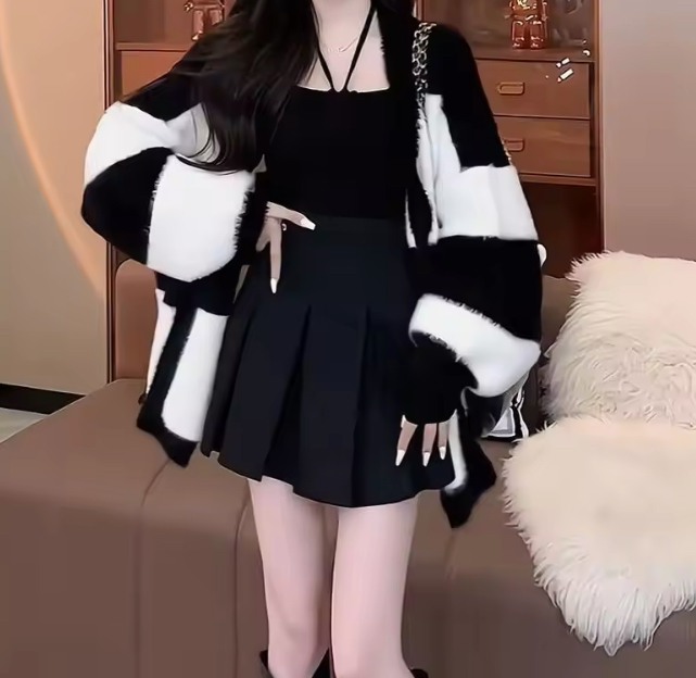 着こなしやすいシンプルデザインでコーデの主役に✨