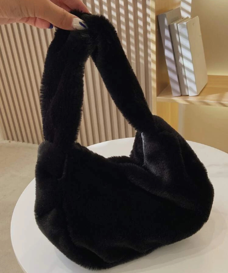 シックなブラックカラーのハンドバッグ✨