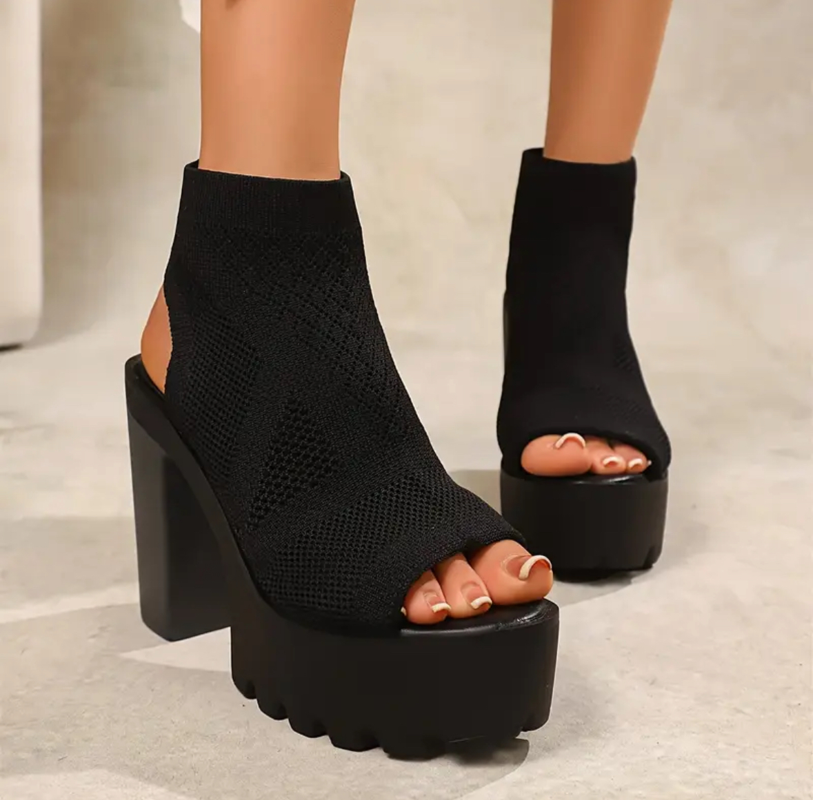 足元に視線を集める個性派デザイン、 レースニット厚底サンダルをご紹介‼️