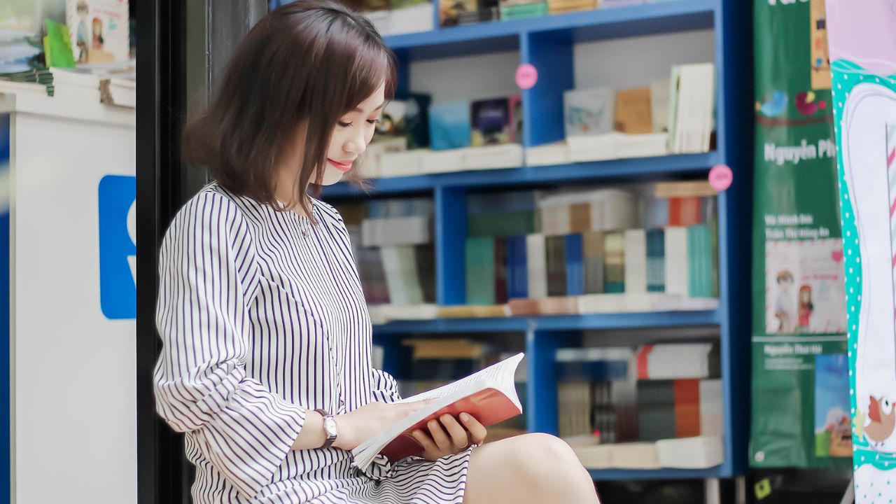 元気が出る笑える本(小説)特集|クスッと笑って、心をふわっと軽くする読書のすすめ