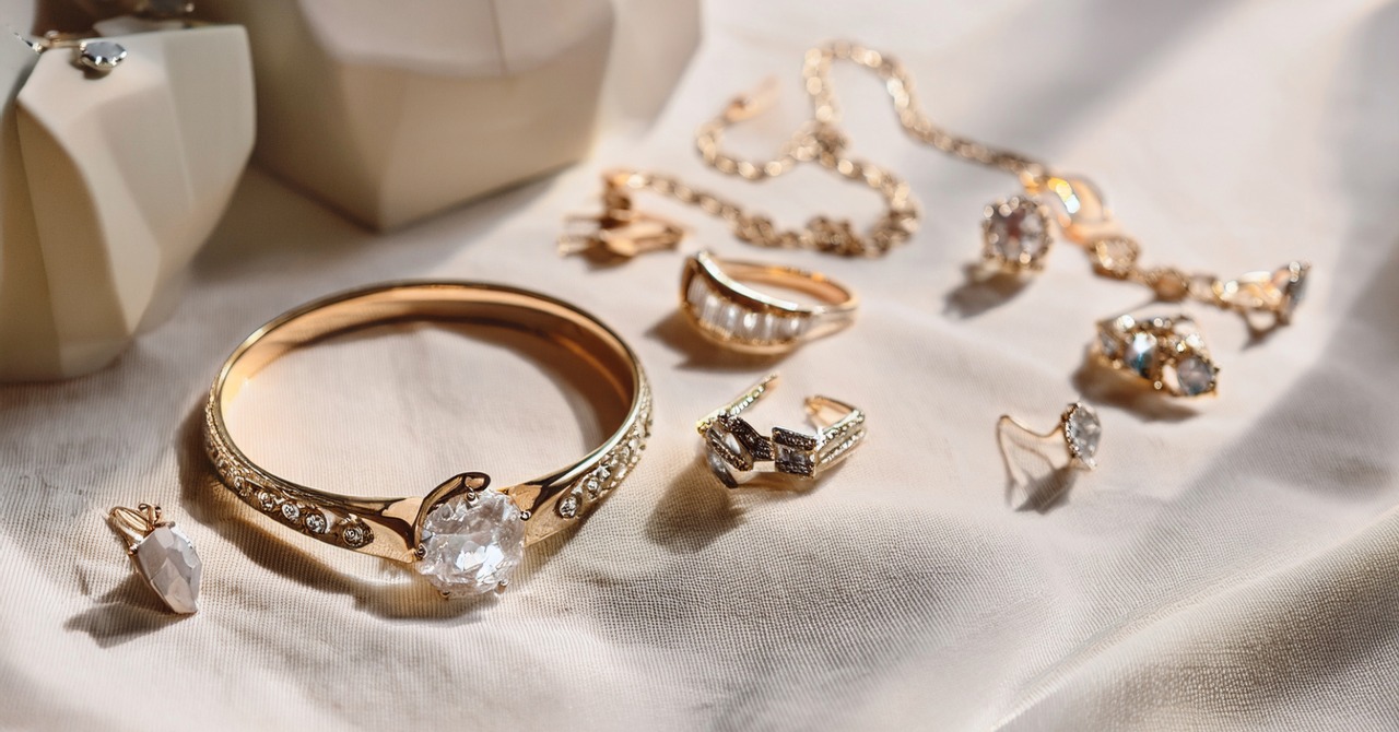 【ジュエリー入門②】金属が本物かどうかを見分けるポイント〜18K・Pt・SV編〜