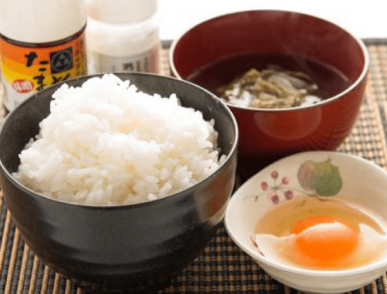明治時代から愛されてきた卵かけご飯を贅沢なセットでレベルアップ！
