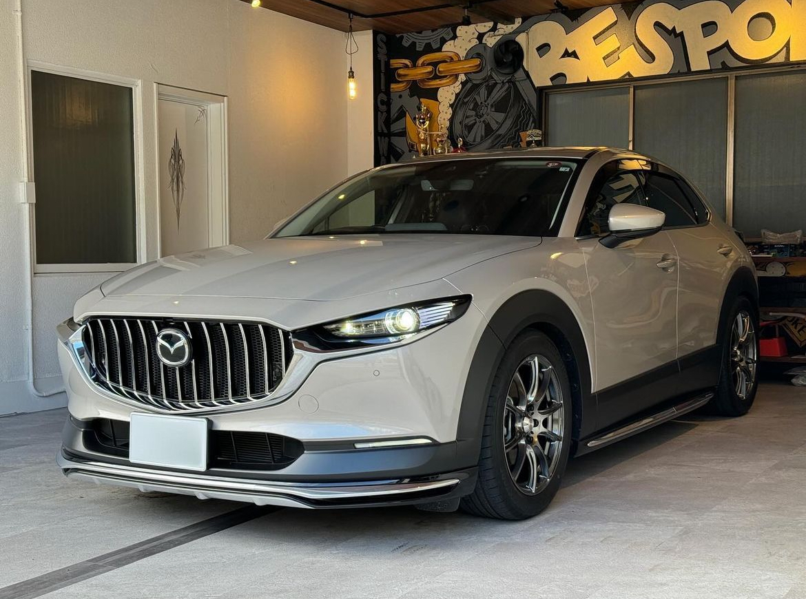【マツダ　CX-30】・バーチカルグリル・艶ありブラック塗装・ダブルメッキライン・ハニカムメッシュ