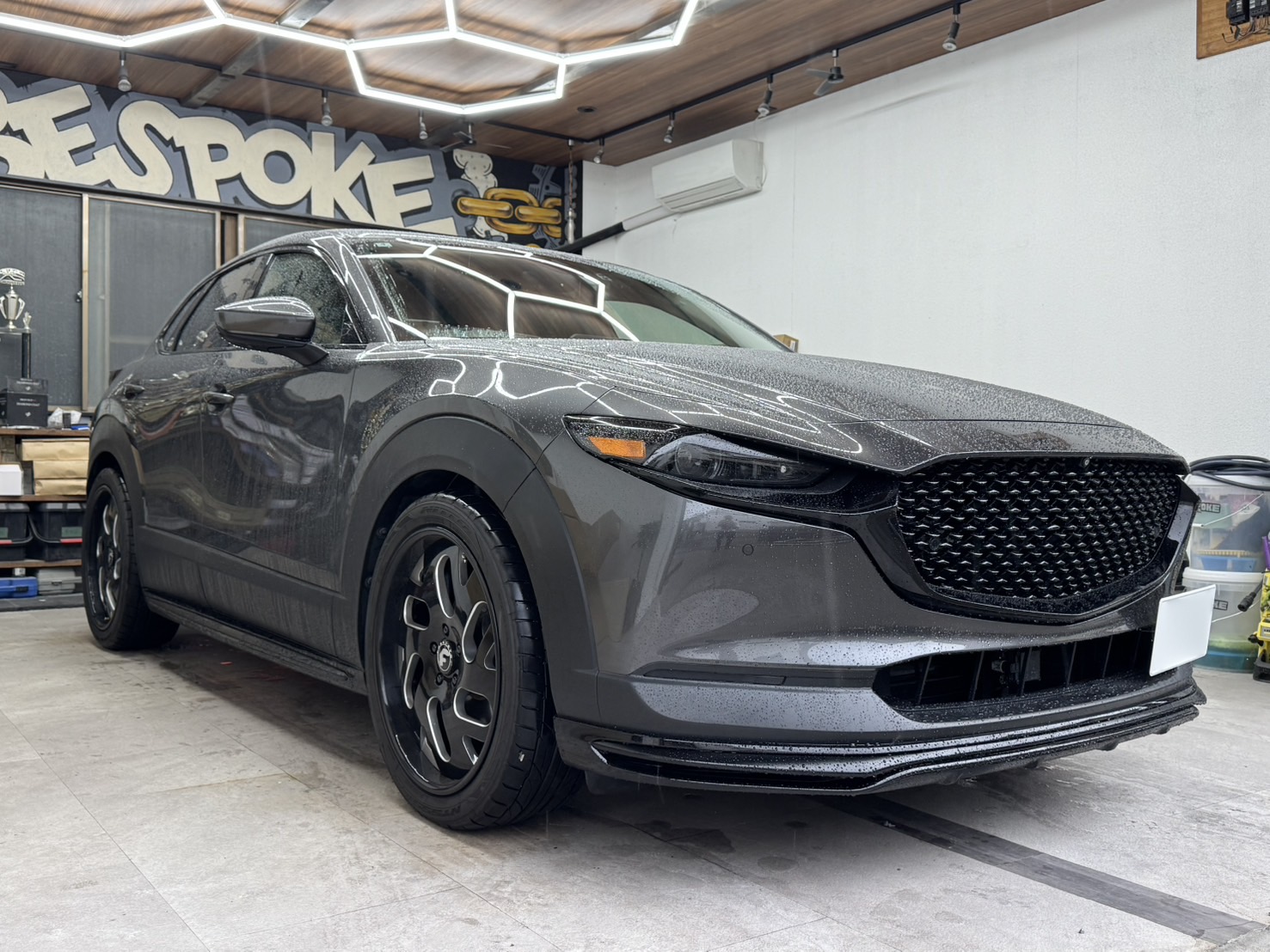 【マツダ　CX-30】・リアゲートパネル エンブレム3点スムージング加工