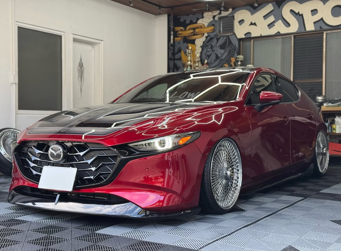 【マツダ　MAZDA３】・エアブラシ+グラフィック　・3PH洗車+エンジンルーム洗浄　etc..
