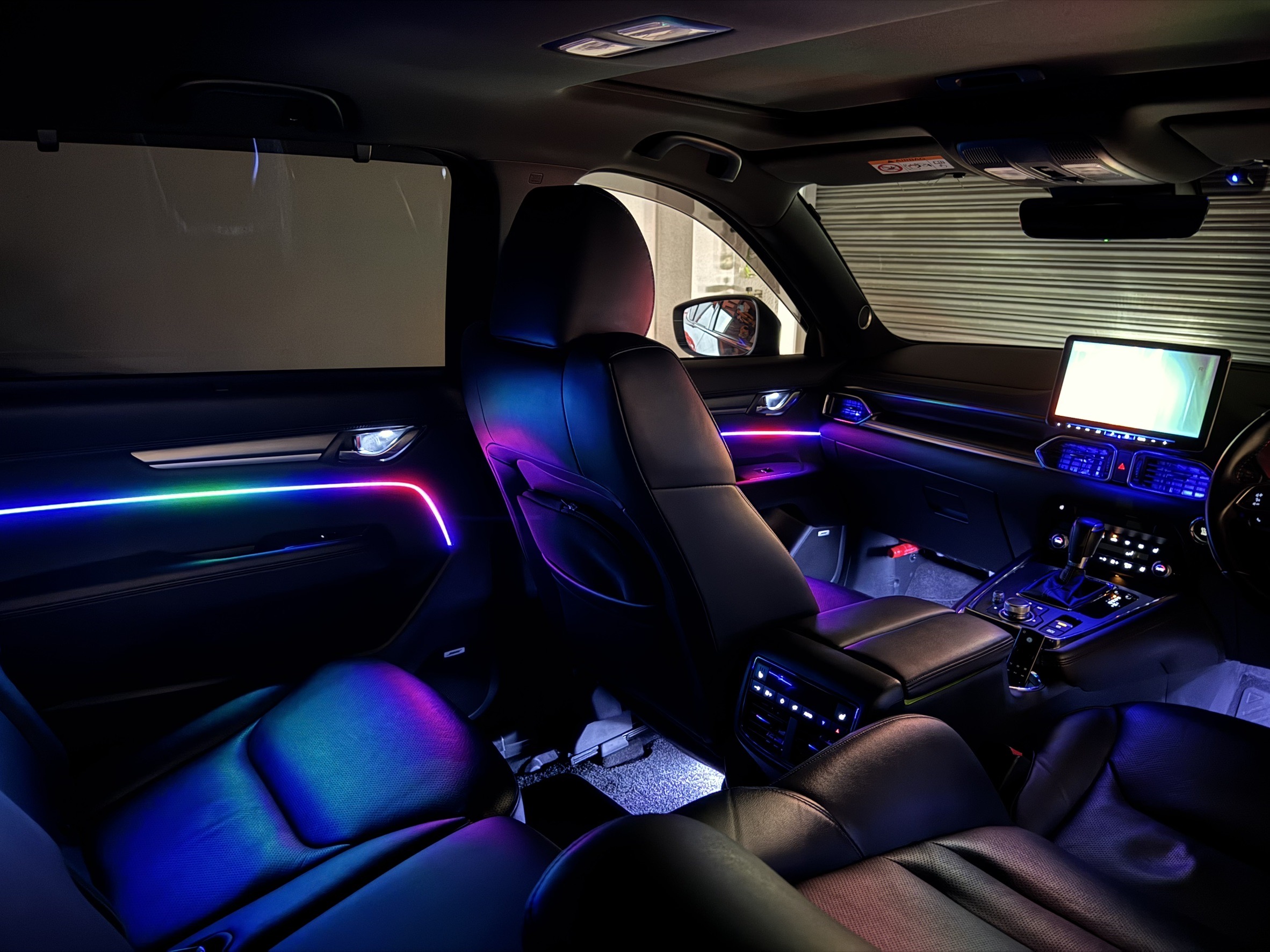 【マツダ　CX-8】・アンビエントライト施工 前後ドア、エアコン、フットライト RGBver.