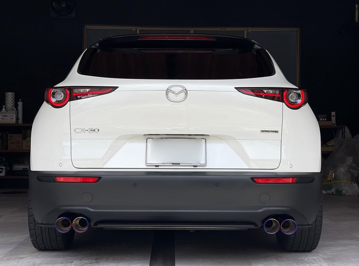 【マツダ　CX-30】・マフラーチタンカラー　・純正バンパーマフラー出口加工　・樹脂シボ風ペイント