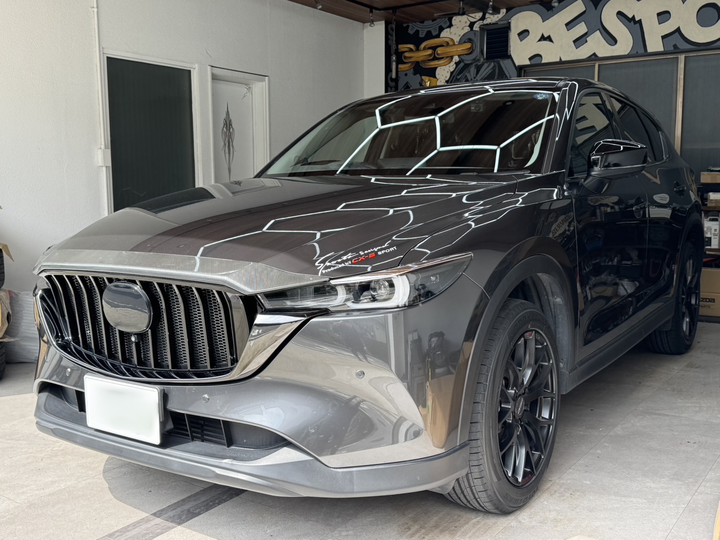 【マツダ　CX-5後期】・バーチカルグリル ブラックver. 後期専用・アンビエントライト