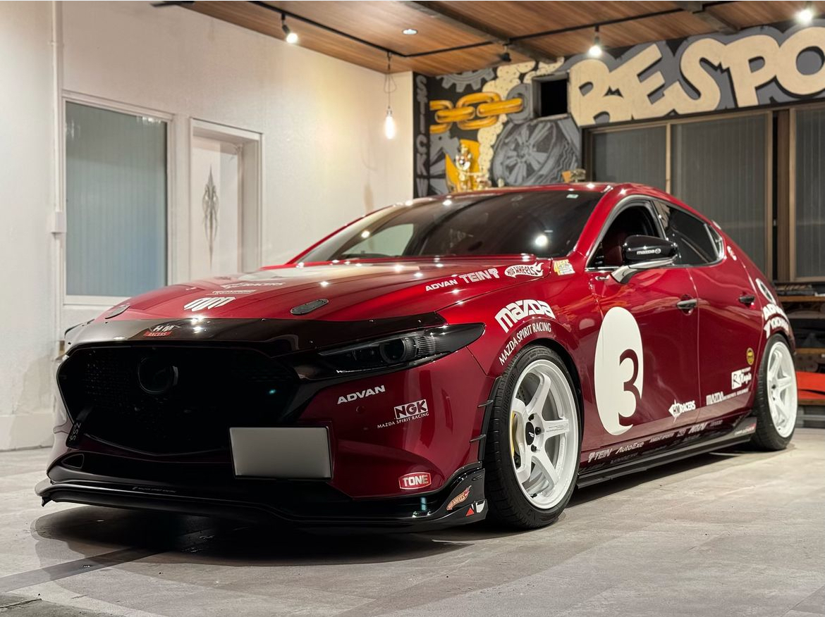 【マツダ　MAZDA３】・Bespoke京都オリジナルリアスラントプレート３度ver.　受注生産