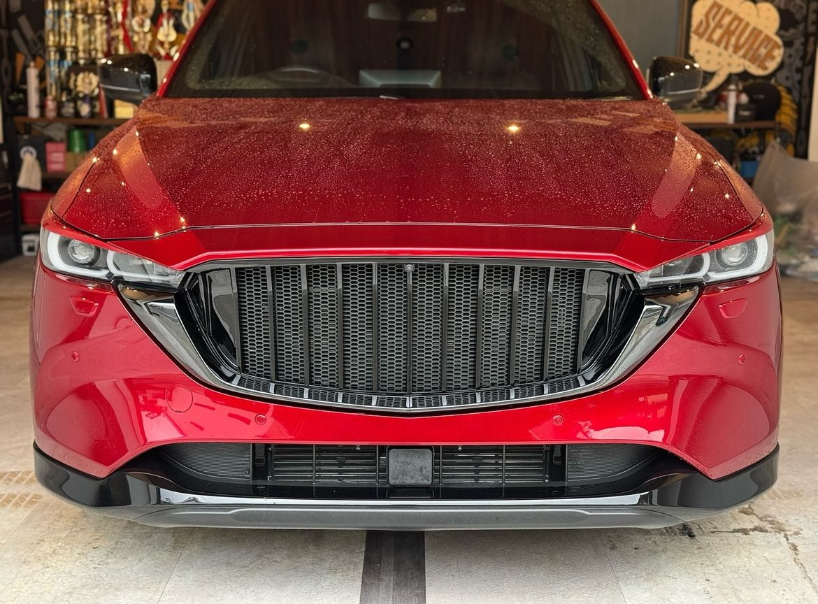 【マツダ　CX-5後期】・特注製作マークレスバーチカルグリル・艶ありブラック塗装・ハニカムメッシュ