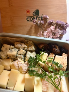 🧀コンテのロゴ付きチーズボックス🧀