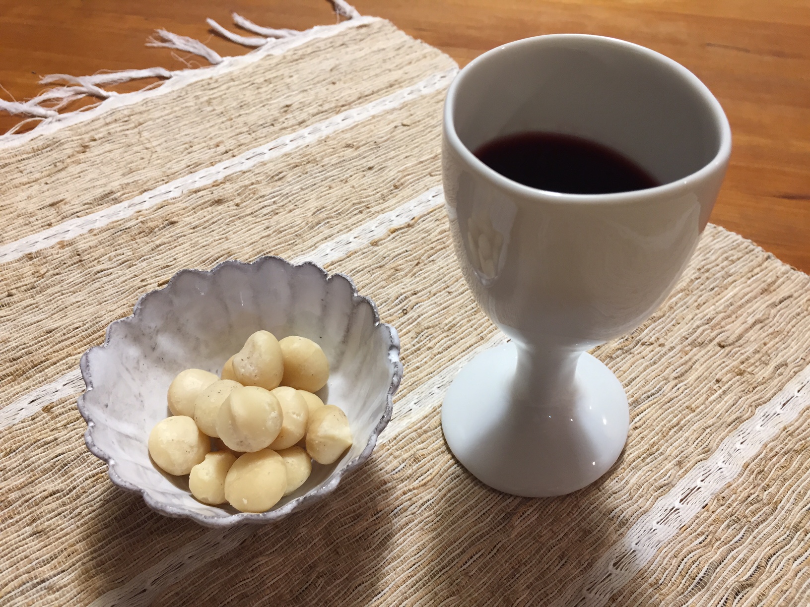 マカデミアナッツと赤ワイン