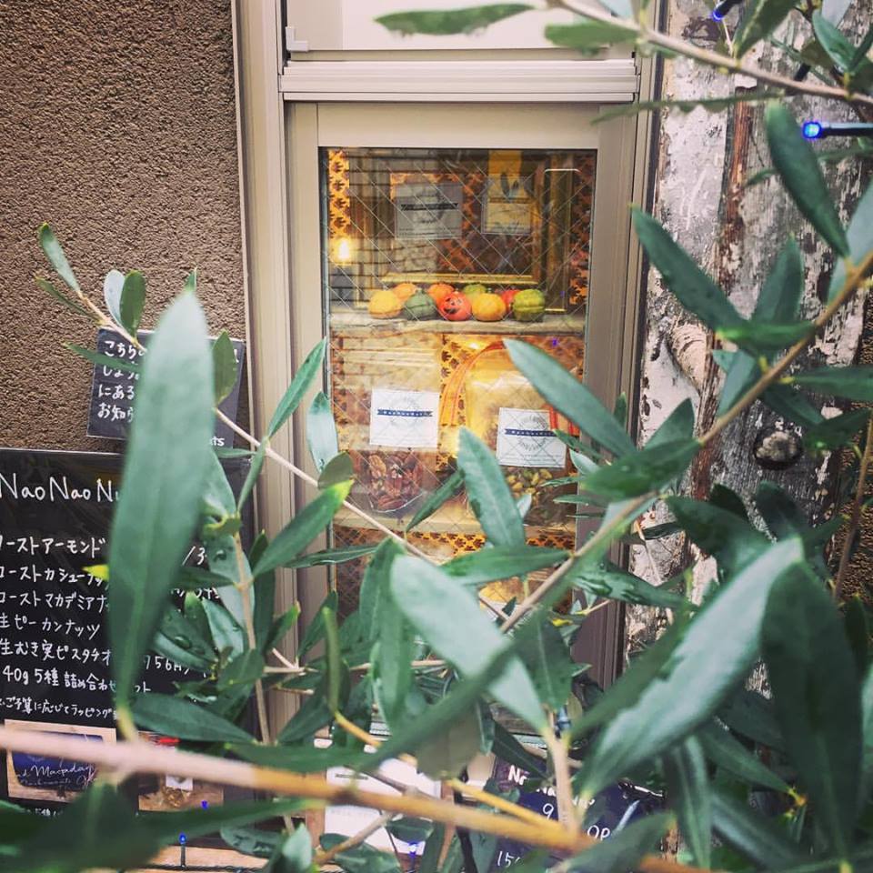 お店のウインドウが少しだけハロウィンっぽくなりました