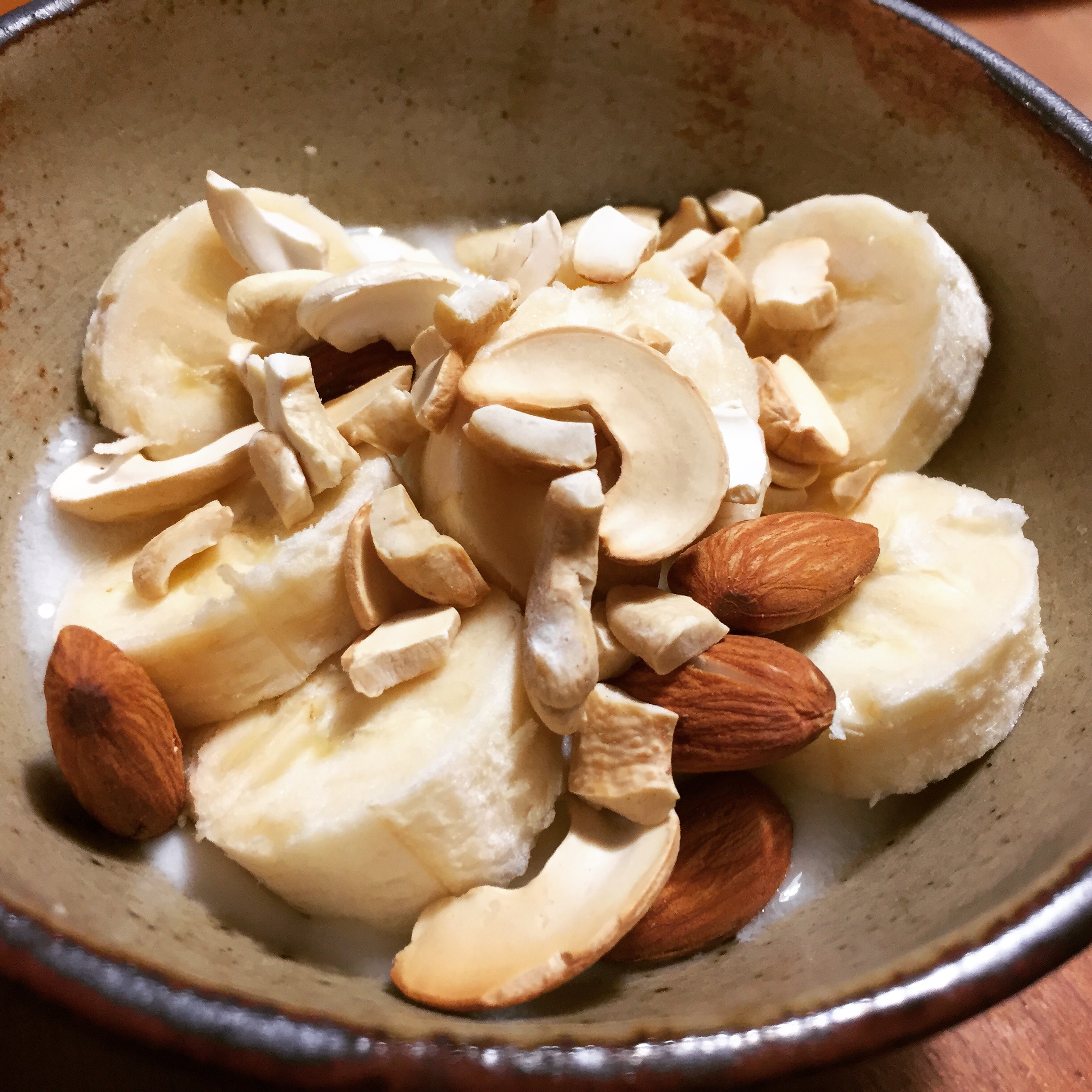 朝食にナッツ入りのヨーグルト