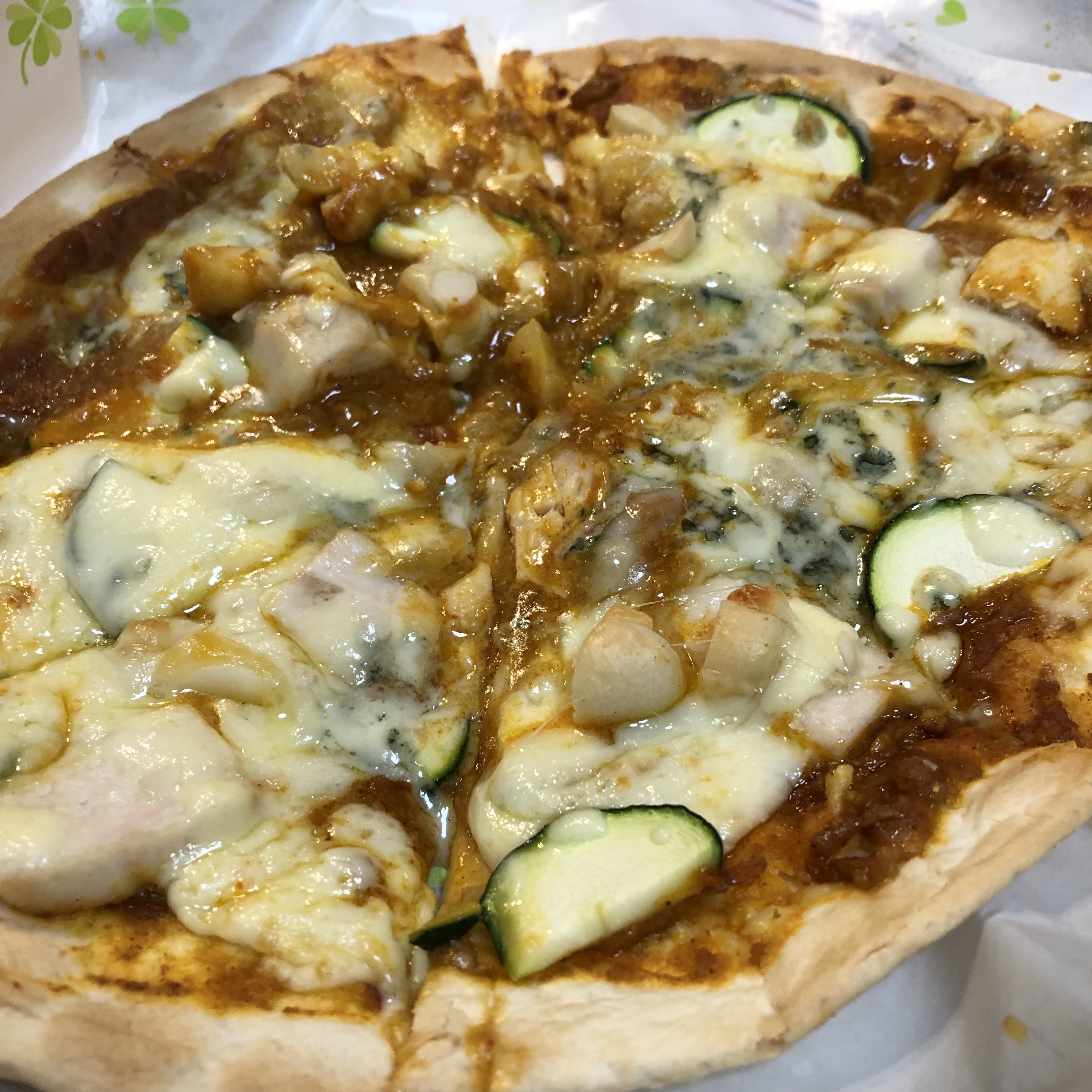 マカデミアナッツのカレーピザ