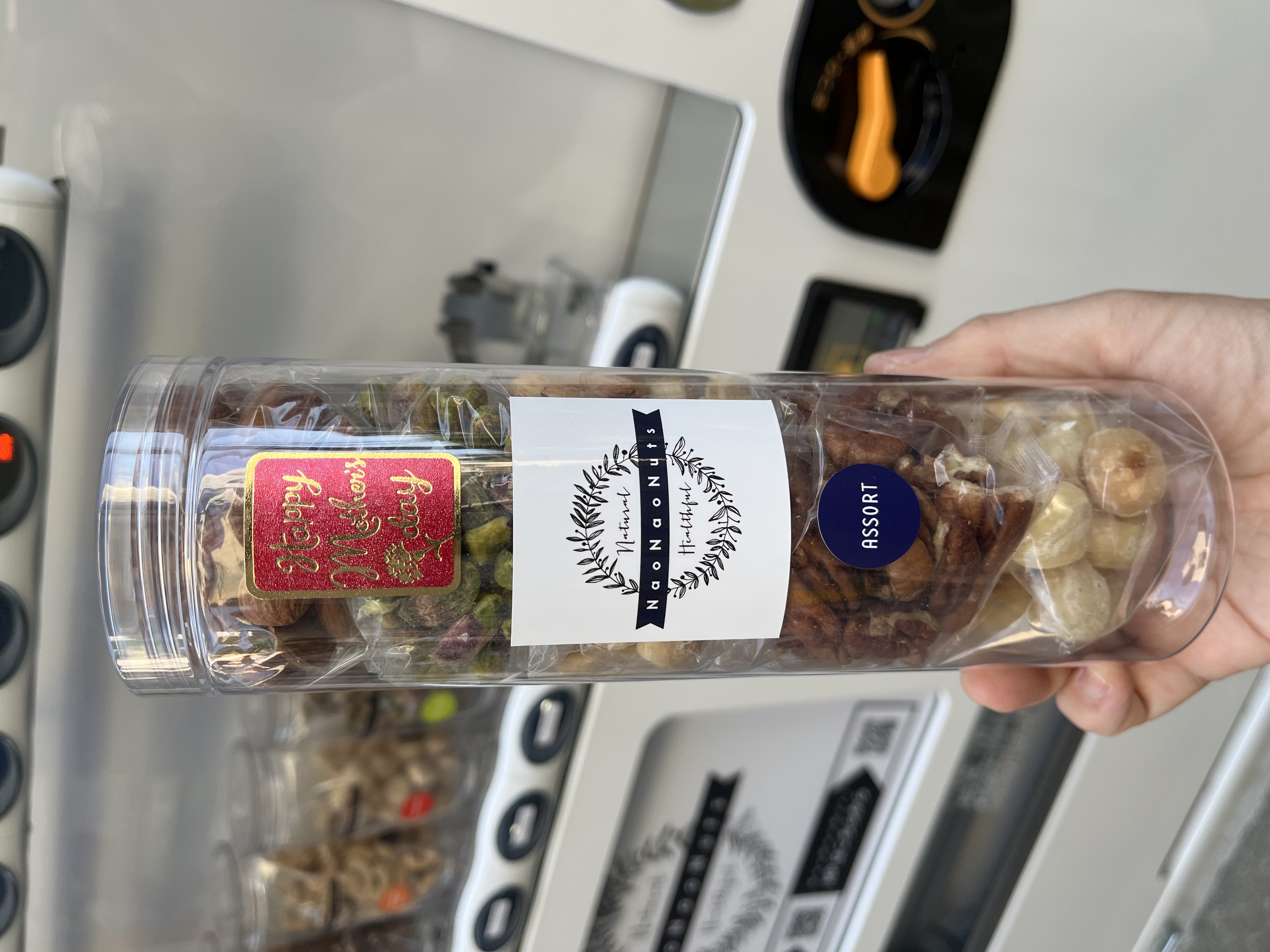 NaoNaoNutsの母の日ギフト自販機で販売中！