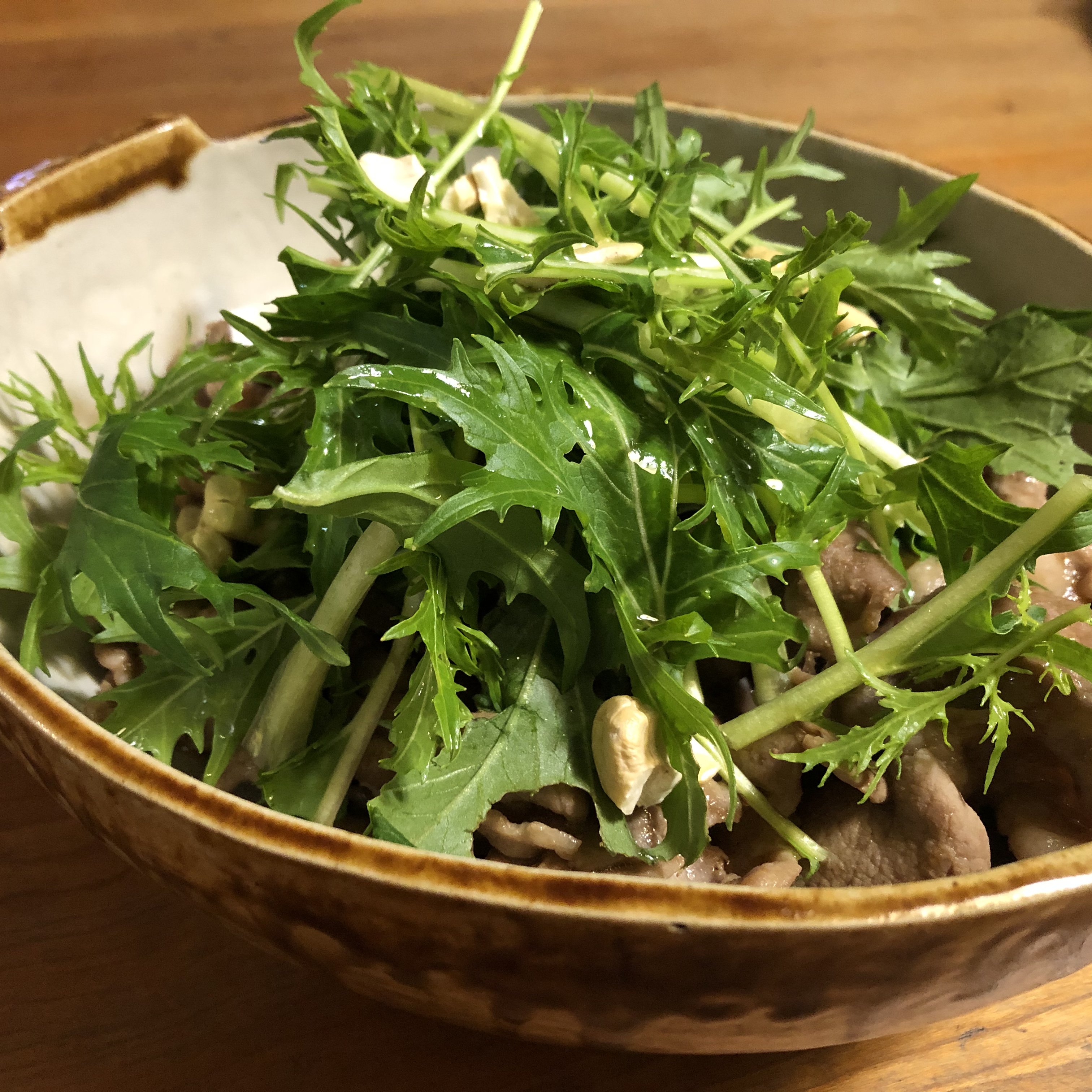 豚肉のプルコギに水菜とカシューナッツをあわせて
