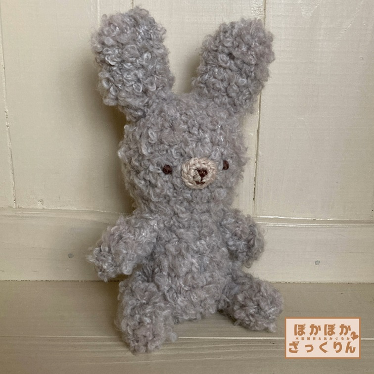 安心の刺繍のお顔作りが魅力のふかふか毛糸で編んだ、うさぎのあみぐるみ