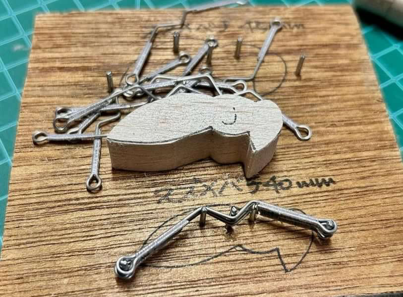 ハンドメイド工房 虹雨 『スズメバチ 40mm』