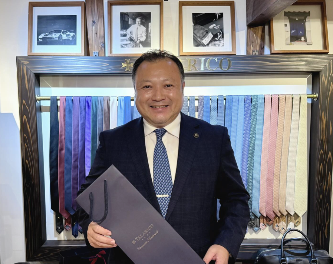 “オレンジ色”のレジメンタルを市長が選んだ理由——権藤英樹市長ご来店