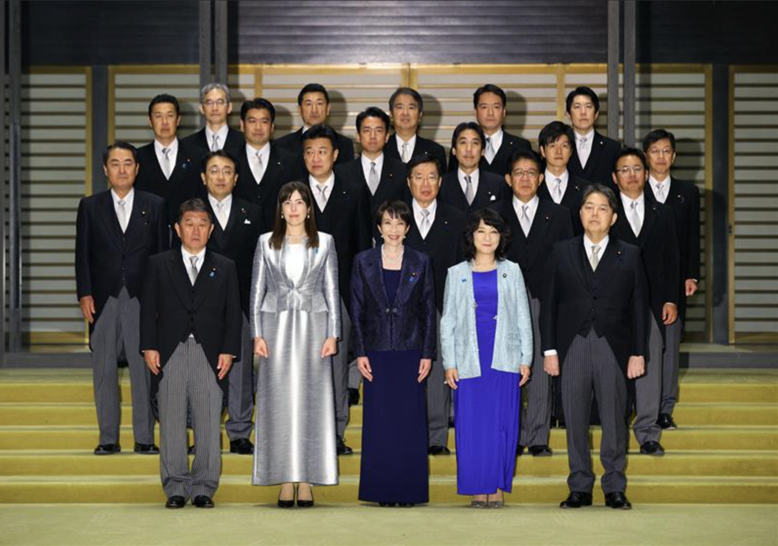 外交の舞台に映えるブルーのライン ― 茂木外務大臣へ贈るTALARICO