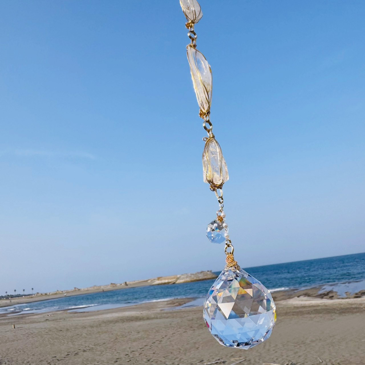 雨の日の窓辺に、小さな虹を。高千穂の天然水晶サンキャッチャー✨
