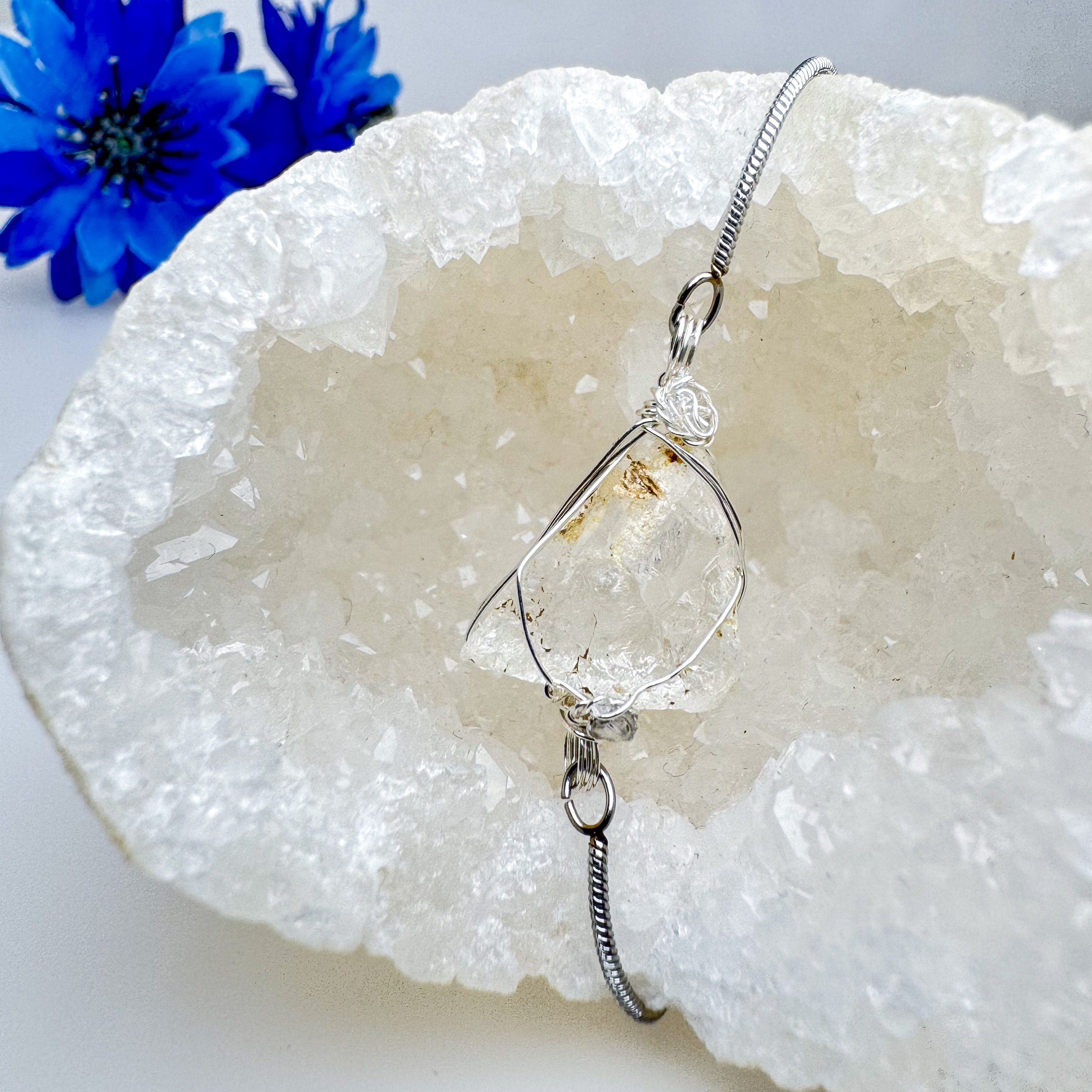 手元に春のきらめきを 高千穂水晶のステンレスブレス