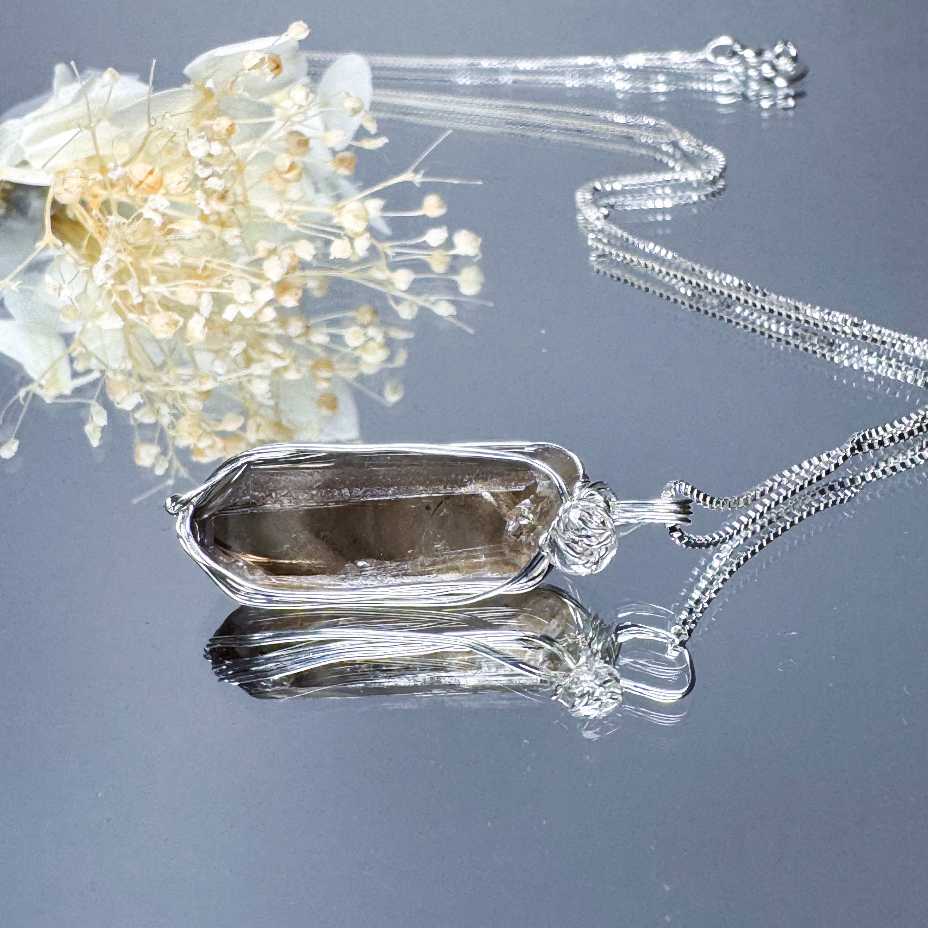 大人の装いにそっと寄り添う 高千穂産スモーキークォーツのネックレス