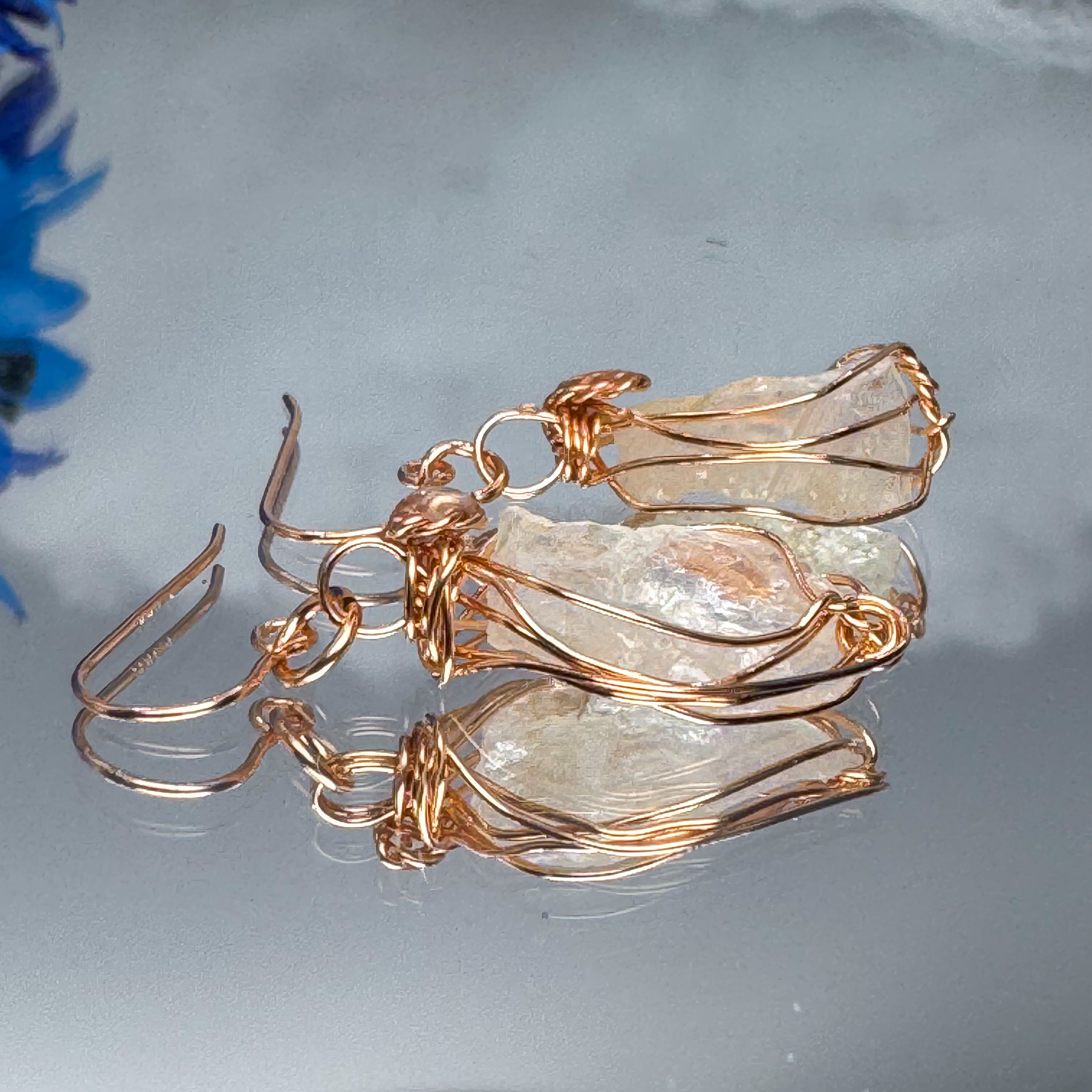 耳元にやさしく輝く ―金属アレルギー対応素材を使った 高千穂水晶ピアスのご紹介