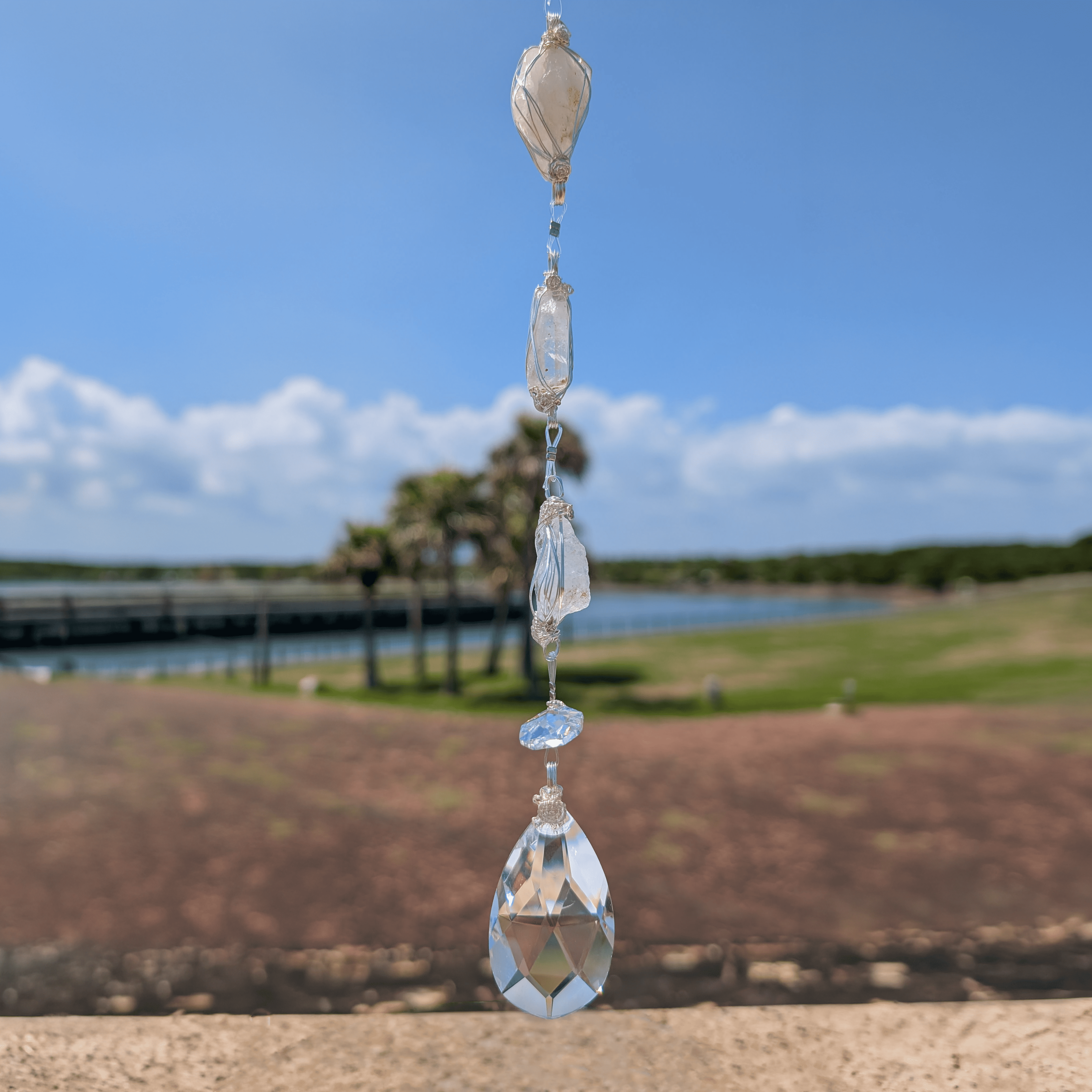 光を受けて輝く、高千穂水晶のサンキャッチャー✨