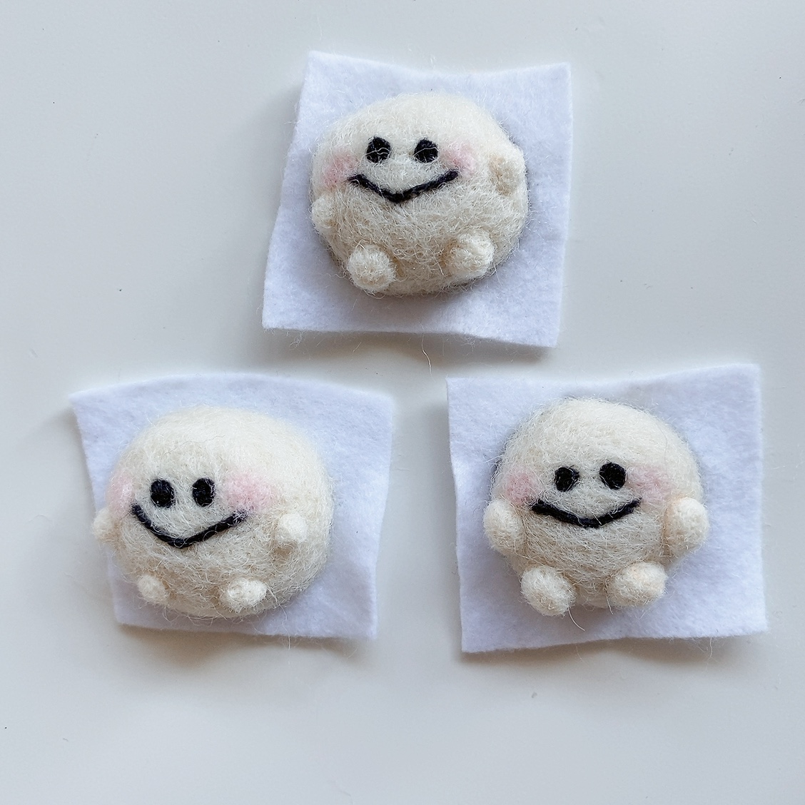 おまんじゅうたろうブローチ