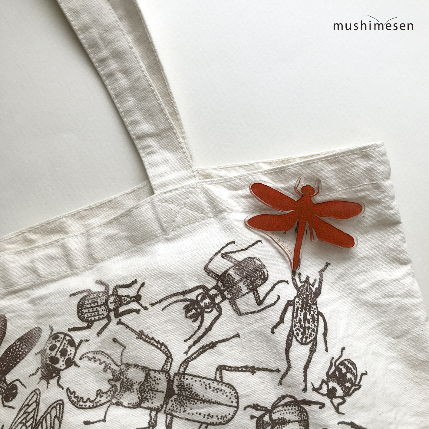 明るい気分になれる大きめな虫ブローチ！