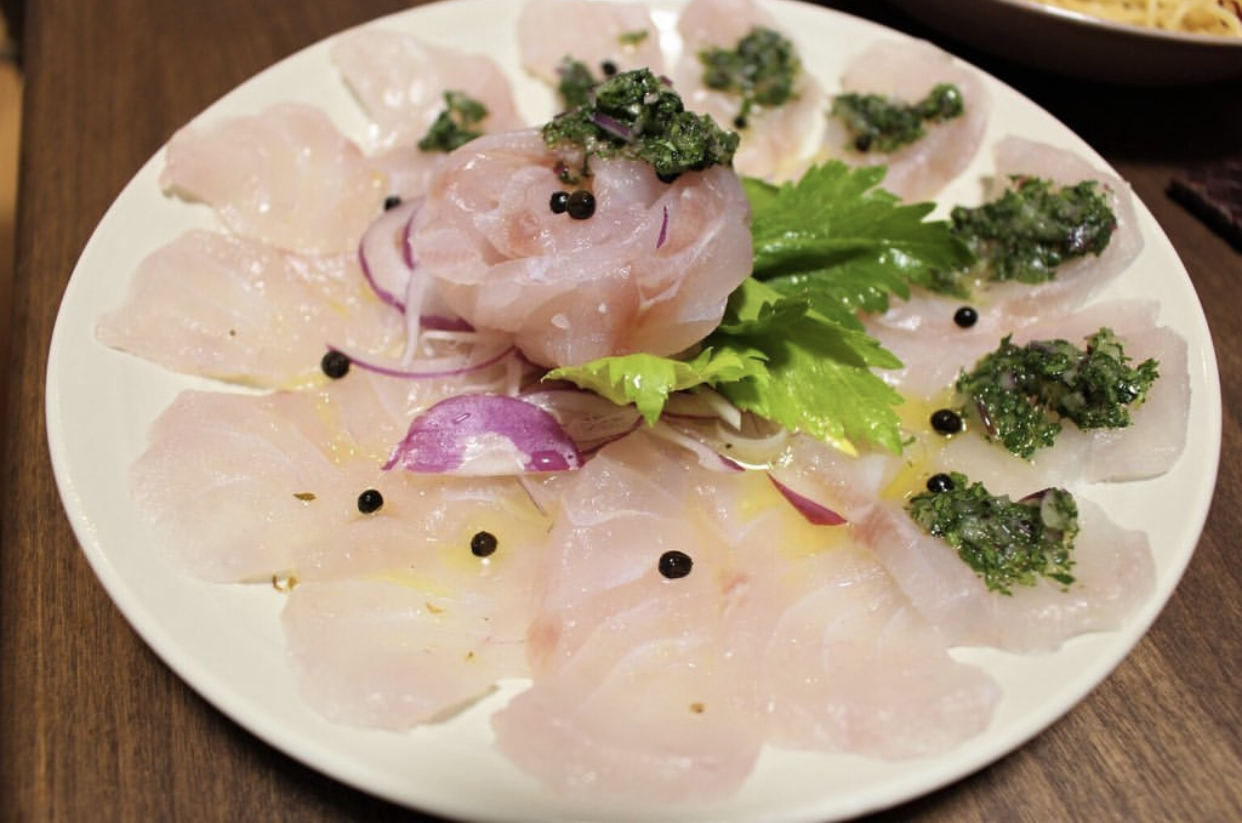 さっぱりパクチーソースの白身魚のカルパッチョ #yunamiガーリックオイル