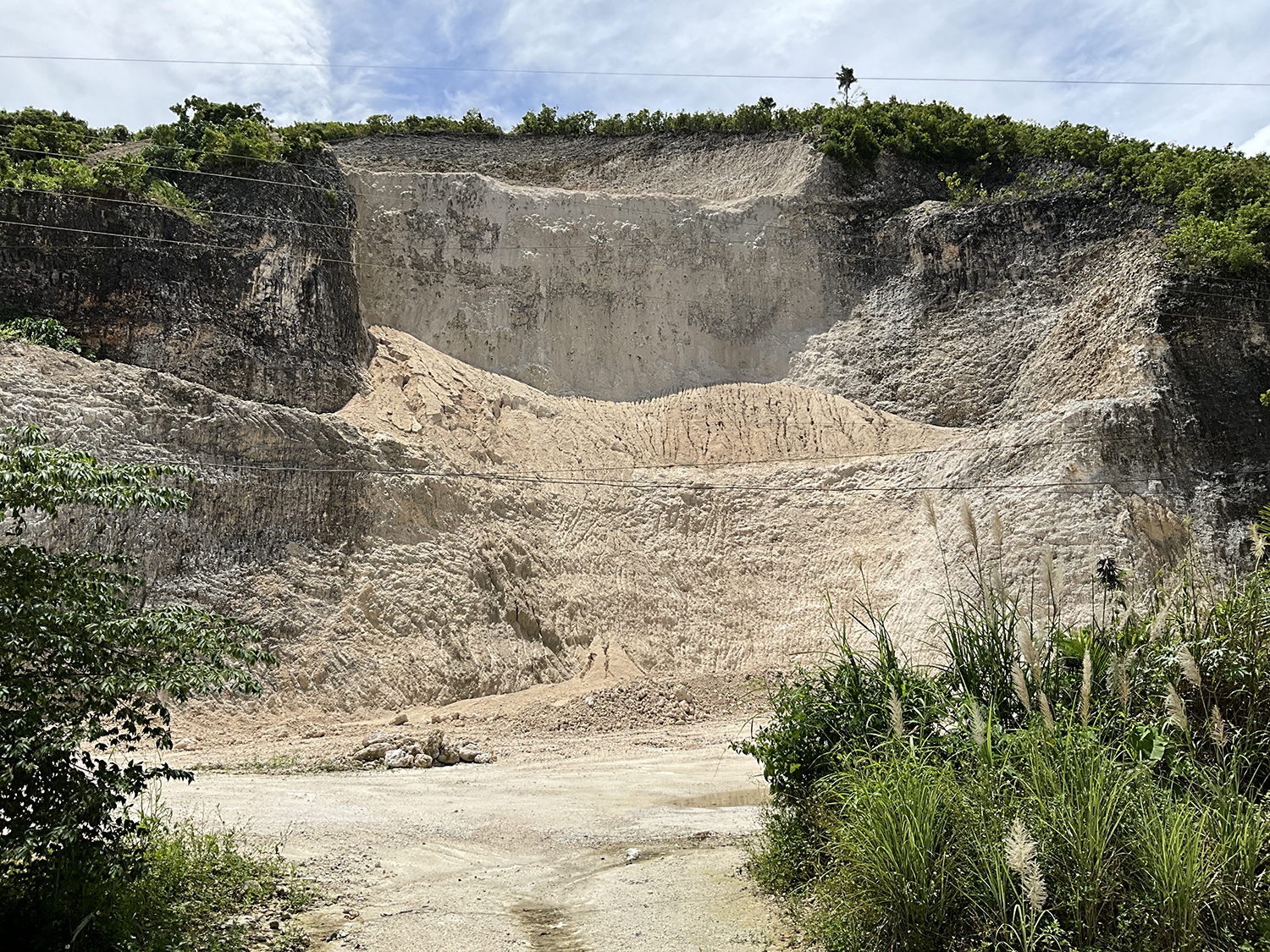 新商品に使用する天然石採石場の見学