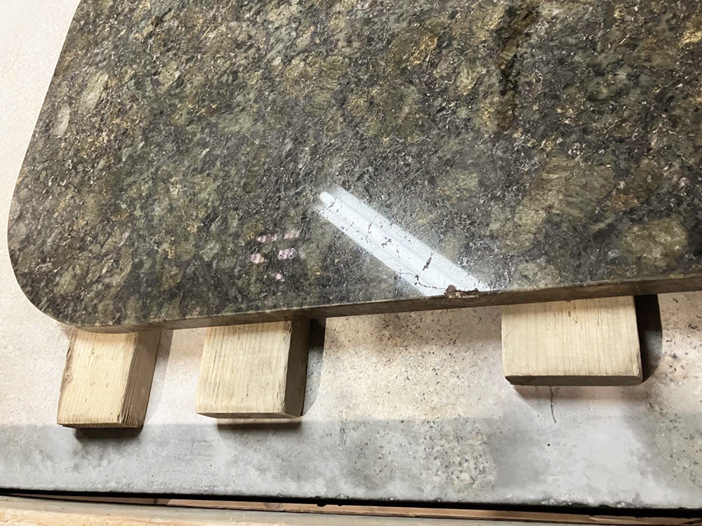 欠けてしまった大理石の修正作業