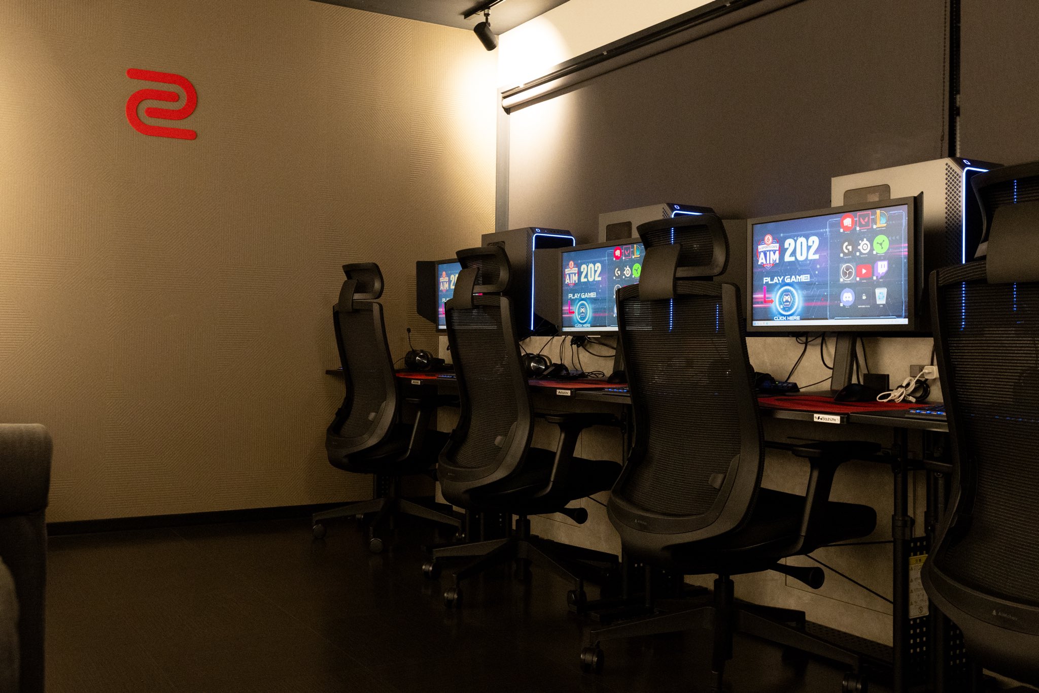 eSPORTS CAFE AIMにAIMchairが導入されました！