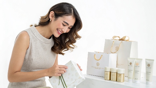 頑張る同僚へ感謝を込めて。Gifting+の高品質スキンケアで「お疲れ様」を伝えるギフトアイデア