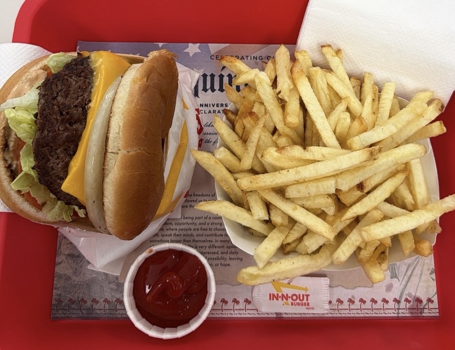 アメリカ人はバーガーを潰して食べる