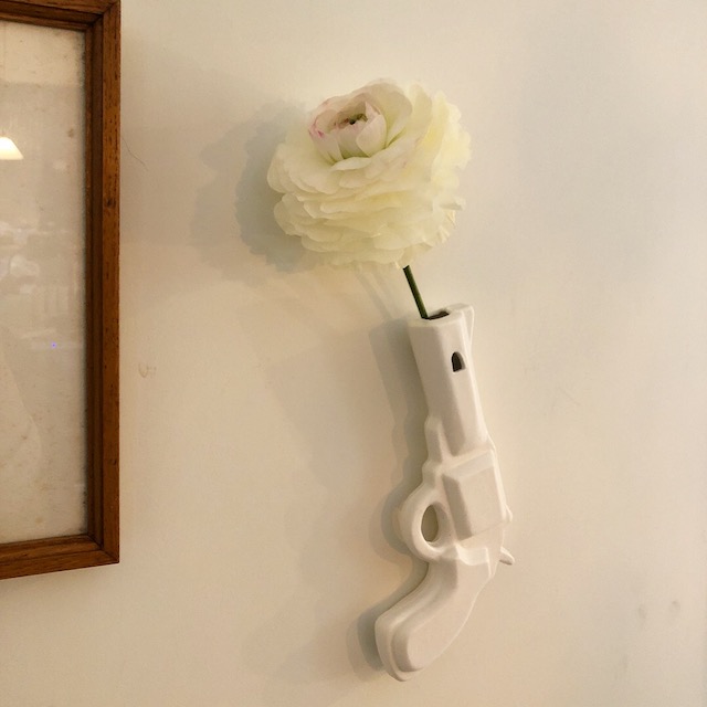 磁器作家 decco の花器 ”pistol”でインテリアに花とアートを