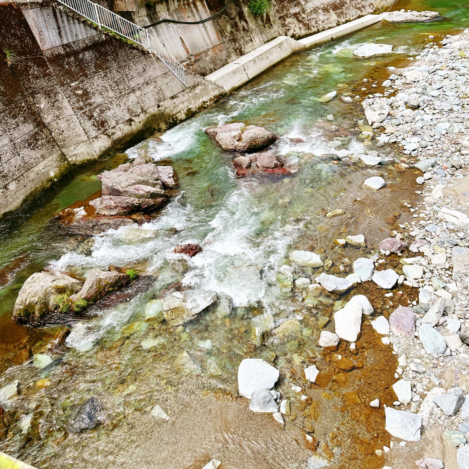 丹生川-店の近くの風景