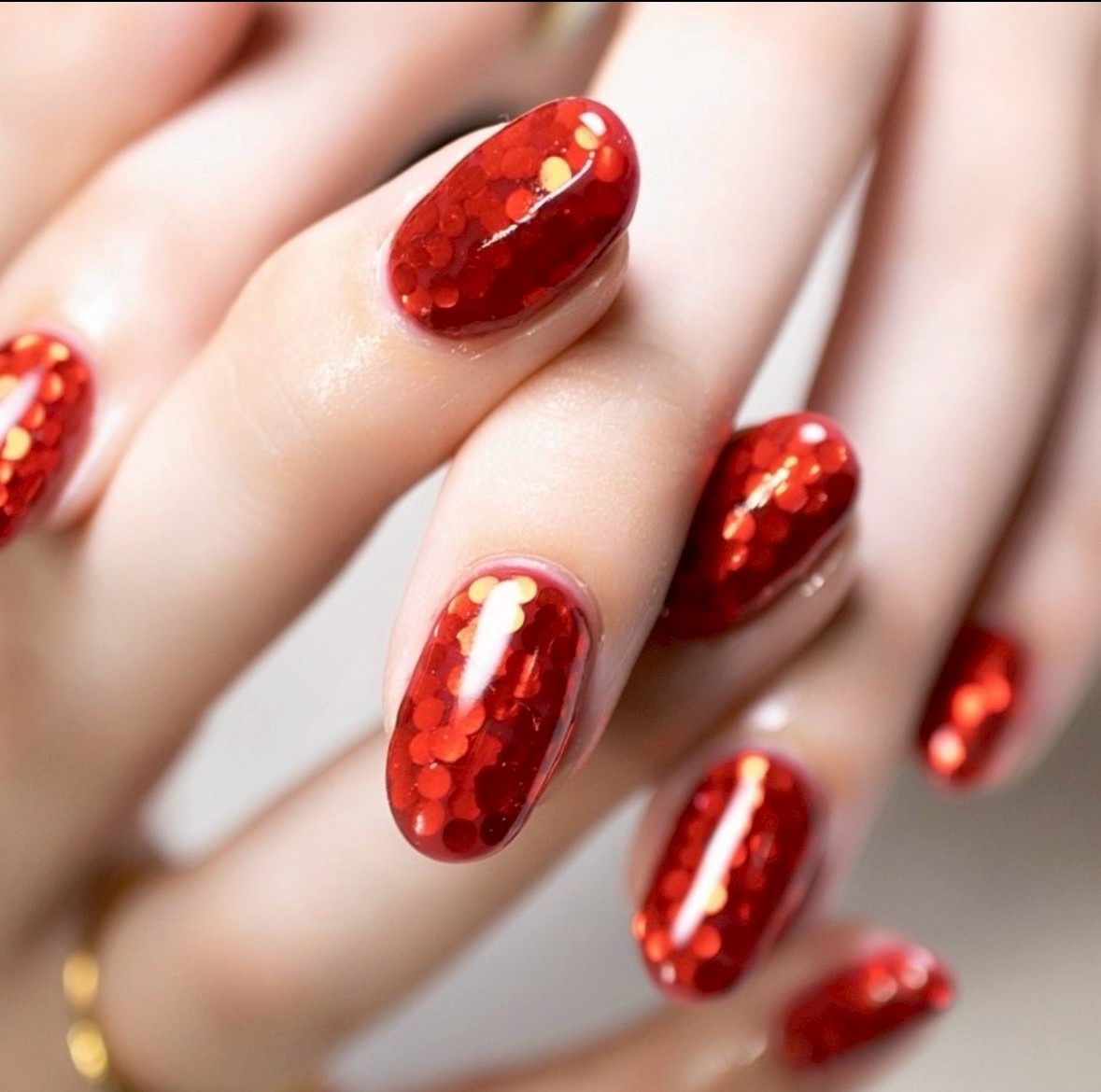 ホログラムネイルは派手？大人でも上品に楽しめるデザインのコツ