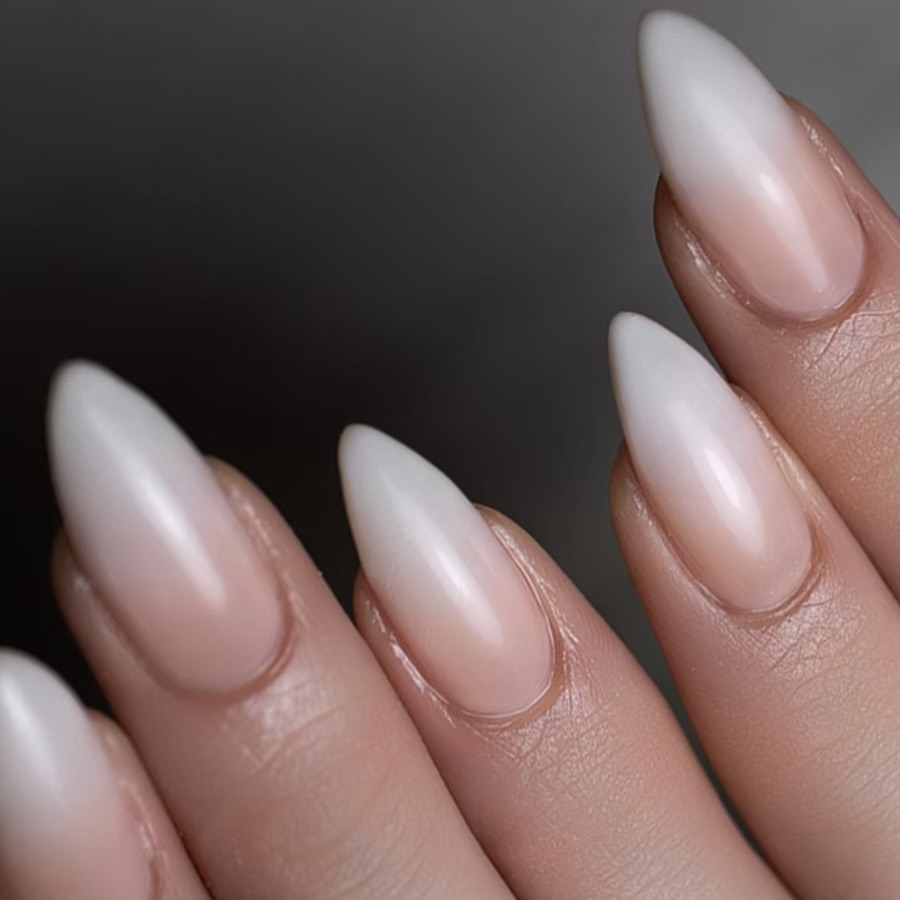 白グラデーションネイルが上品に見える理由｜指先をきれいに魅せるデザイン術