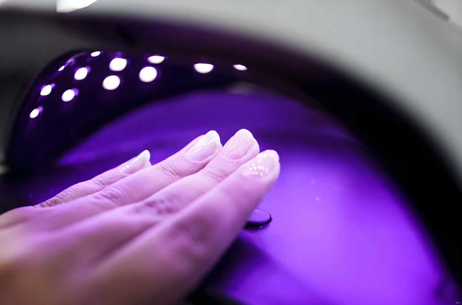 ついつい忘れがち・・・【要注意】ネイルライトの光、弱まってない？ライト切れが招く硬化不良とは💅