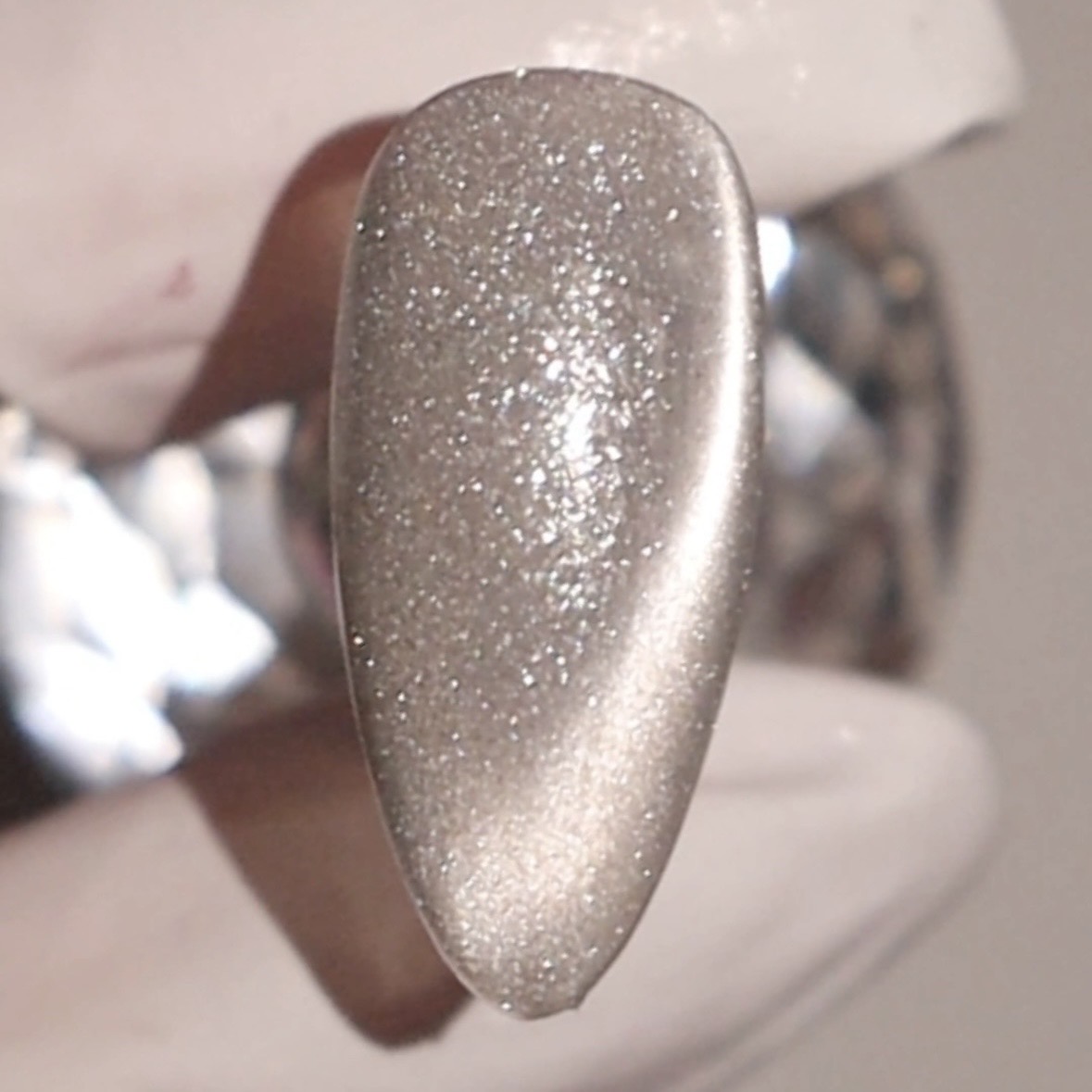 ワンカラーでも印象が変わるマグネットネイルの理由とは？