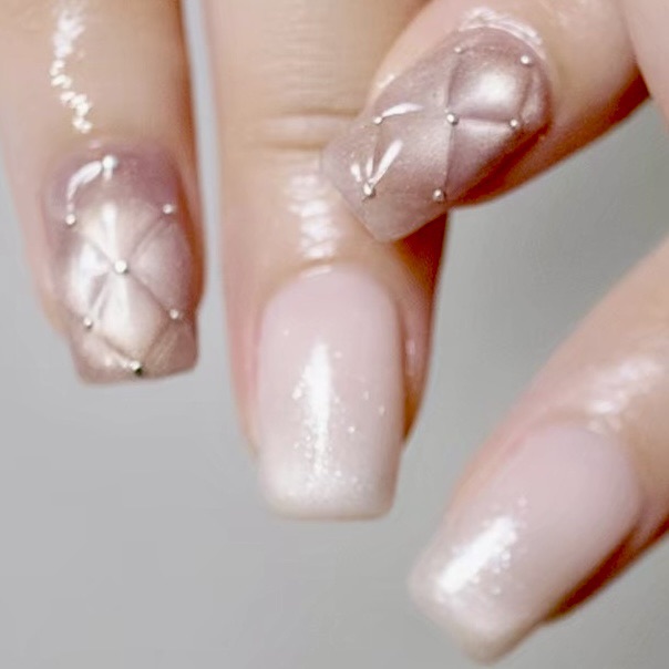 キルティングネイルはオフィスOK？控えめに楽しむ方法