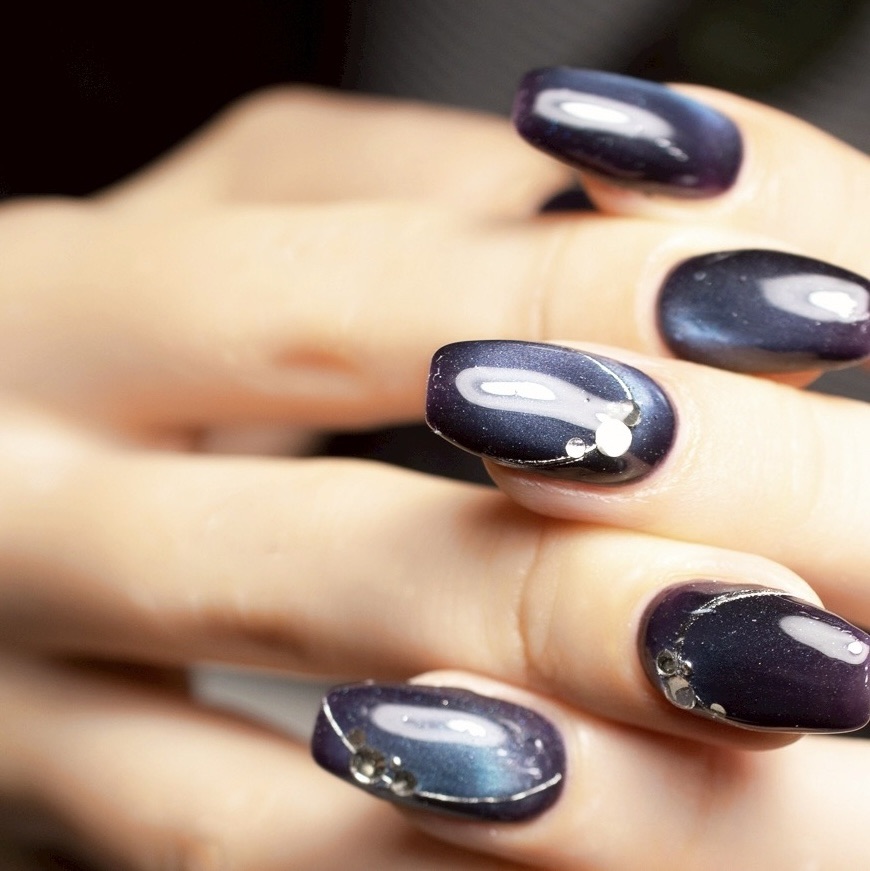 ネイビーネイルが人気の理由｜派手すぎないのにおしゃれな秘密